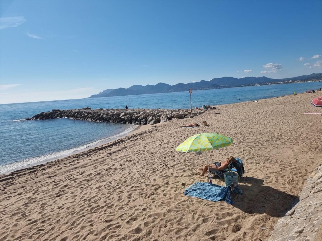 Cannes sandy beaches are 3 mins walk from the apartment