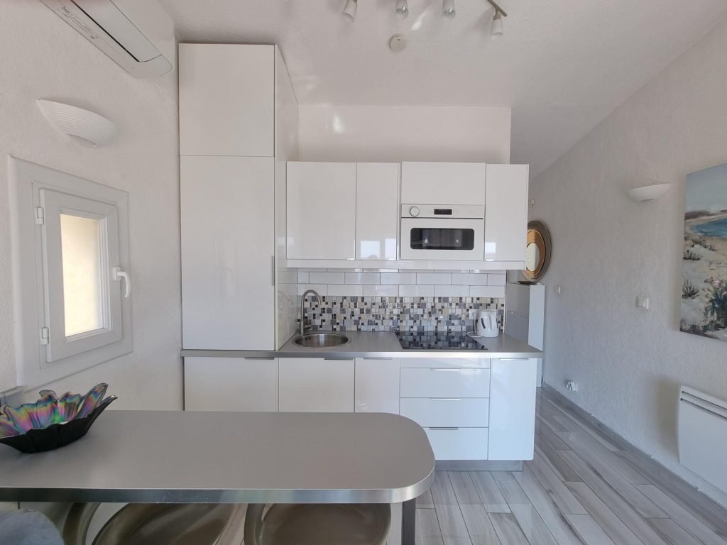 Fully equipped kitchen with a fridge / freezer, microwave etc.