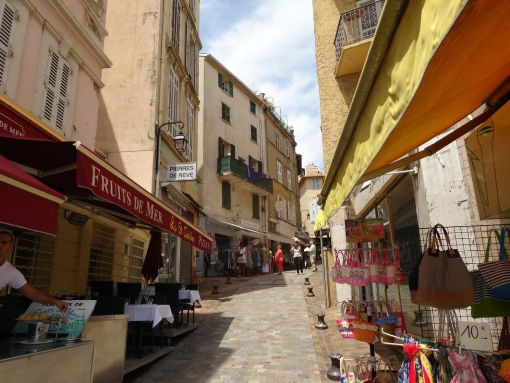 The building is located in rue Meynadier - one of the oldest pedestrian streets of Cannes